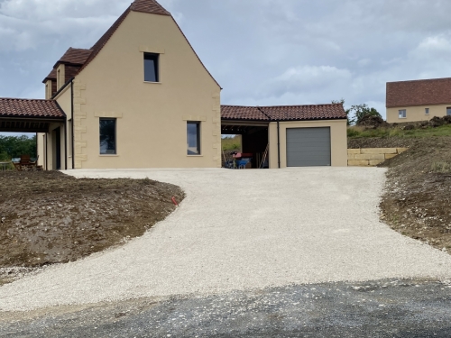 Abords d'une maison individuelle. Finition soignée avec de la castine et terre végétale pour les talus.
