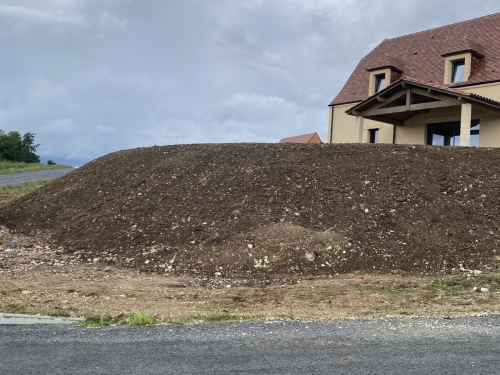 Abords d'une maison individuelle. Finition soignée avec de la castine et terre végétale pour les talus.
