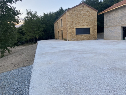 Abords d'une maison individuelle. Finition soignée avec de la castine et des bordures en fer.