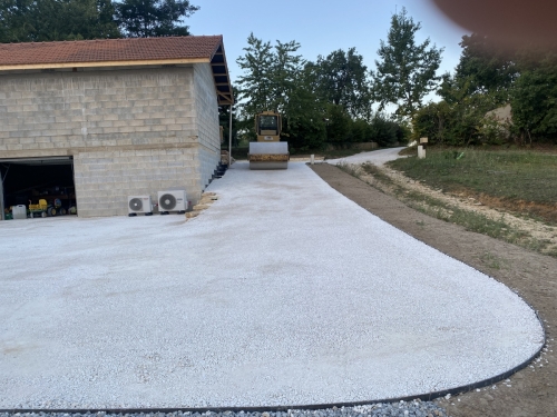 Abords d'une maison individuelle. Finition soignée avec de la castine et des bordures en fer.