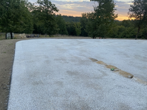 Abords d'une maison individuelle. Finition soignée avec de la castine et des bordures en fer.