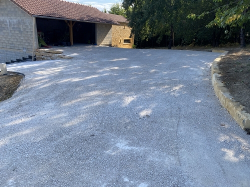 Abords d'une maison individuelle. Finition soignée avec de la castine et des bordures en fer et pierres des Eyzies.