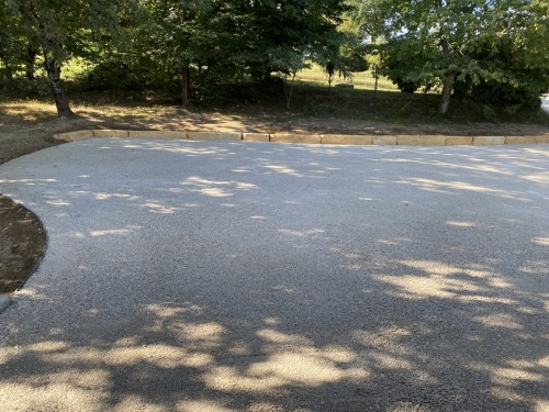 Abords d'une maison individuelle. Finition soignée avec de la castine et des bordures en fer et pierres des Eyzies.
